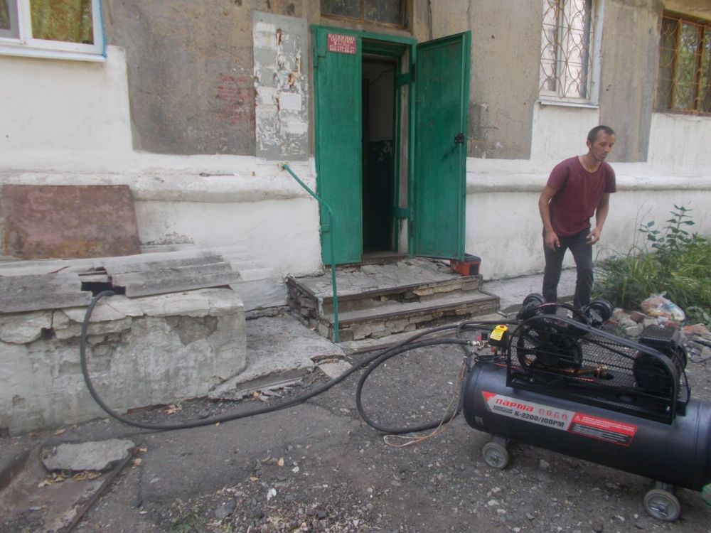 Работниками МУП «ЖРУ №6» города Углегорска 15 июля выполнялись работы: