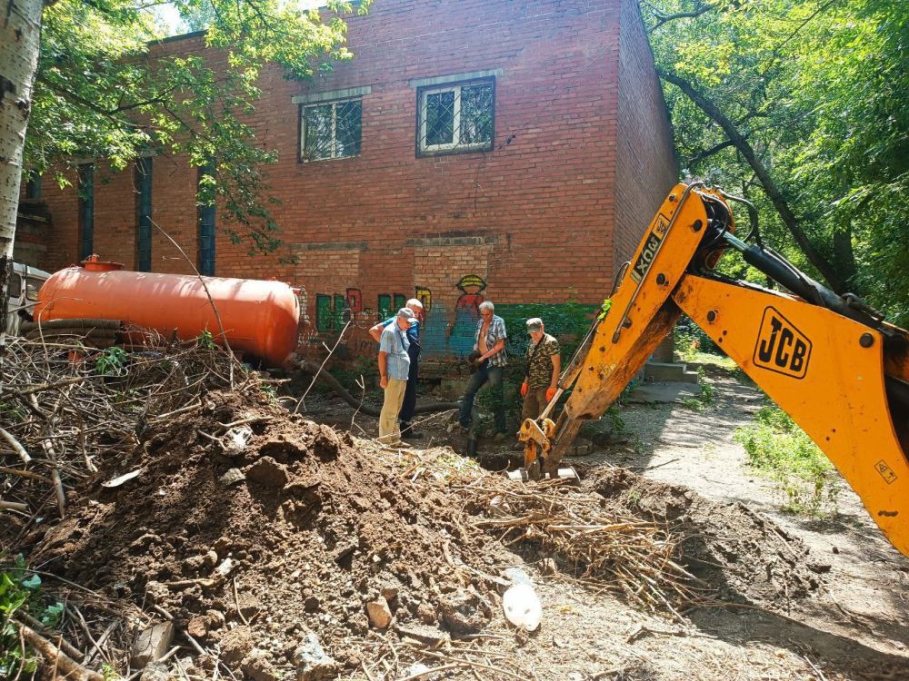 Василий Ткачук: Сегодня силами водопроводно-канализационной службы № 6 (Калининский район) Филиала "Донецкое ПУВКХ" ГУП ДНР "Вода Донбасса"" ведутся работы по замене аварийного участка сетей водоотведения по адресу: пр.Ильича, 42