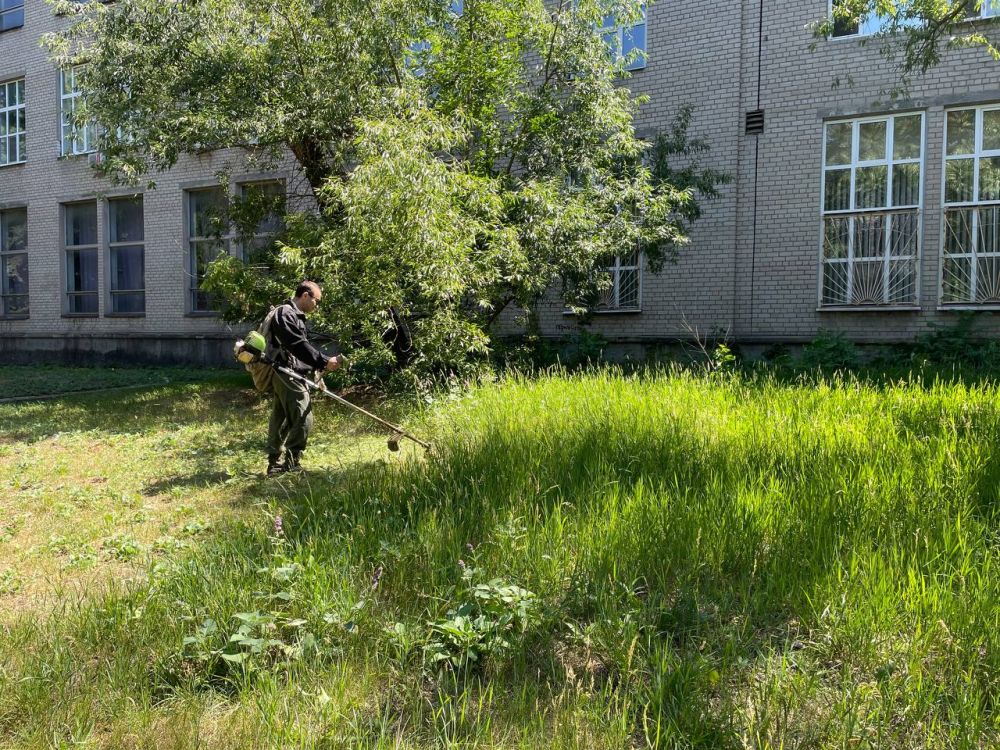 Василий Ткачук: Сегодня, 18 июля, в рамках проведения акции «Чистый четверг» сотрудники Управы Калининского внутригородского района, предприятий, учреждений, организаций провели уборку и наведение чистоты в районе