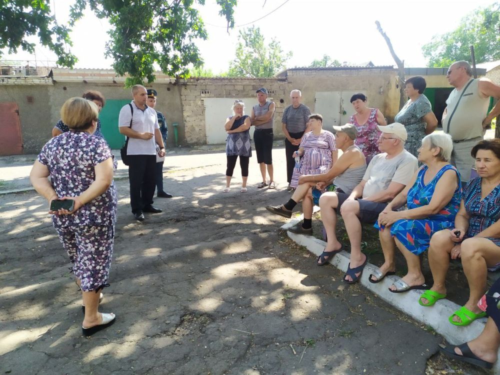 Дмитрий Лысенко: Сегодня, 18 июля, Александр Ставицкий, заместитель главы администрации городского округа Торез провел встречу с населением по адресу ул.Новгородская, д.10