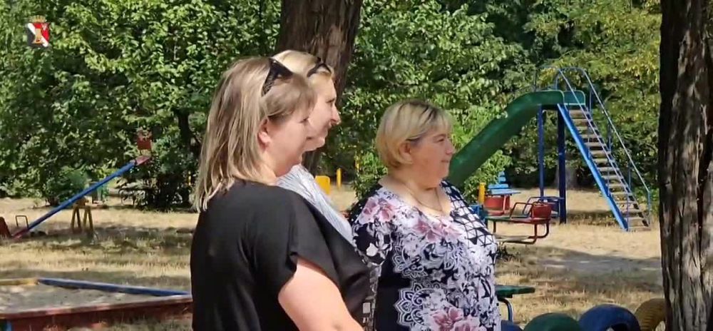 Встреча с жителями. 18 июля управляющий делами администрации муниципального образования городского округа Енакиево Людмила Стасенко провела выездную встречу с жителями по улице Толбухина 4,6,8