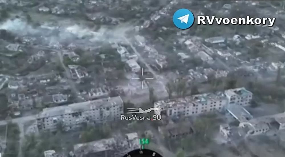 Уникальные кадры: дрон снимает охваченые боями пригороды Торецка, который штурмует армия России