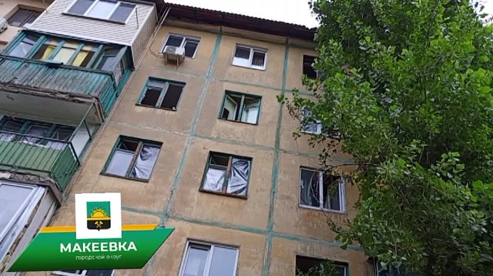 Комиссия городского округа с участием представителей проектно-конструкторского бюро обследовала пострадавший в результате вчерашнего происшествия жилой д. 12 А в кв-ле Гвардейском для принятия решения о дальнейшей эксплуатации дома