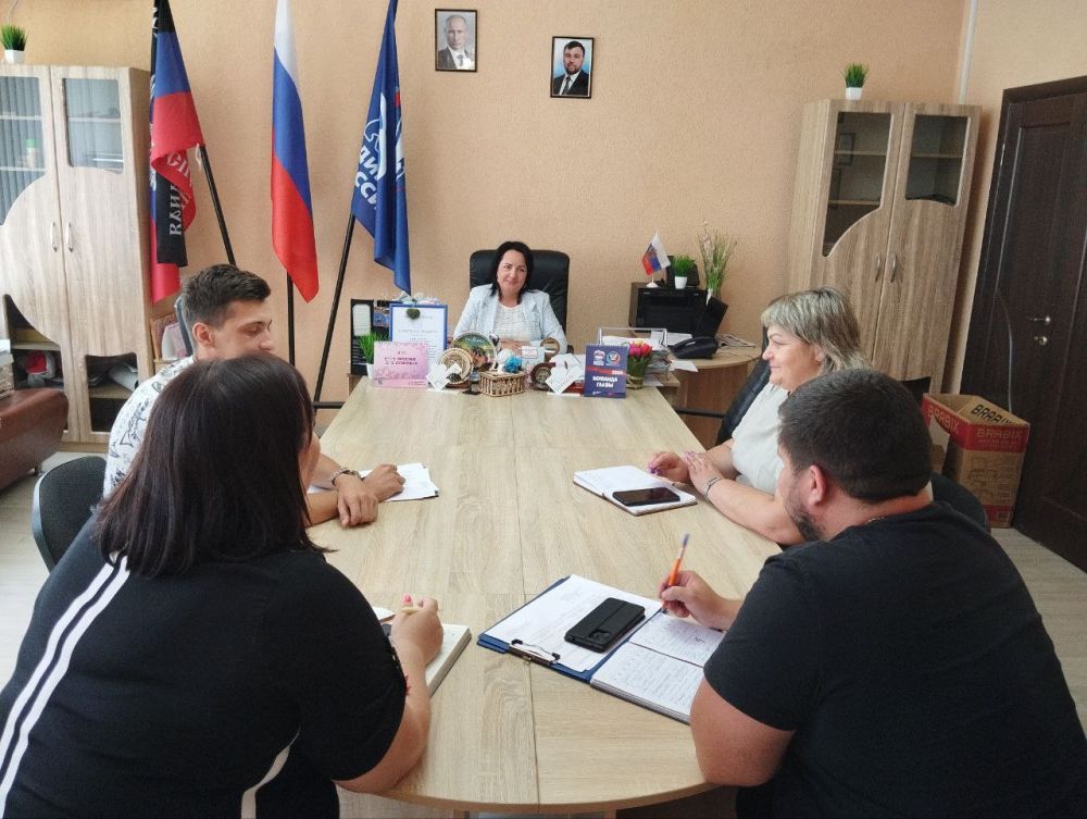 Заместитель главы администрации Волновахского МО Елена Снисаренко совместно с представителями профильных управлений и отделов администрации Волновахского МО обсудили работу молодежных движений