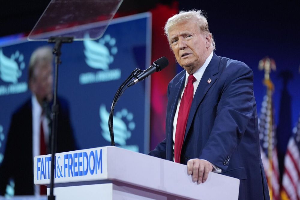 Сенатор от ДНР Волошин пригласил Трампа на Донбасс в случае победы на выборах