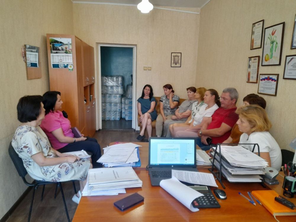 Заместитель главы администрации Волновахского МО Елена Снисаренко встретилась с трудовым коллективом МБУ "Территориальный центр социального обслуживания (предоставления социальных услуг) администрации Волновахского района"