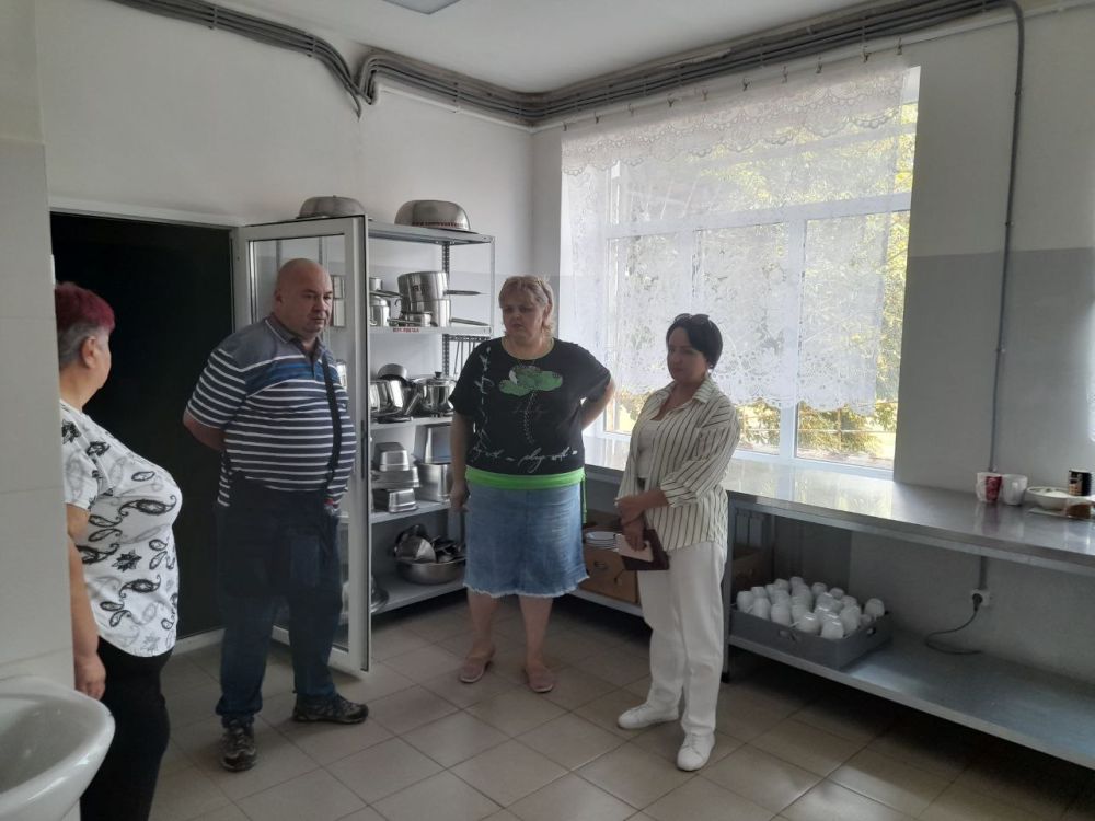 Заместитель главы администрации Волновахского МО Елена Снисаренко совместно с директором департамента по развитию территорий администрации Волновахского МО посетили село Дмитровка