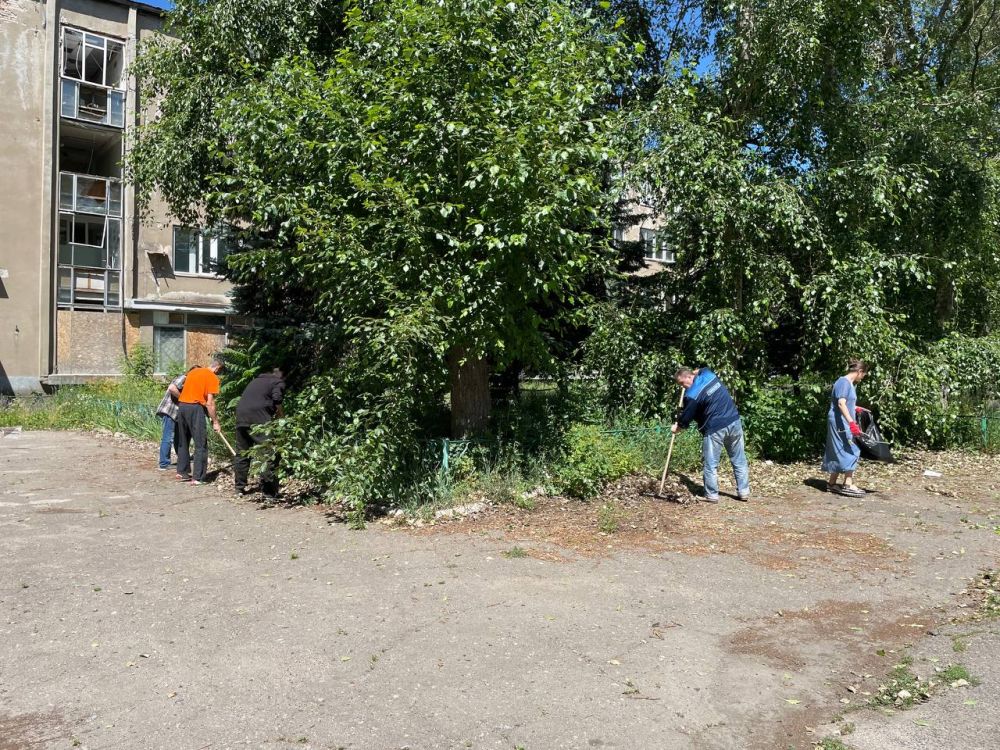 Василий Ткачук: Сегодня, 25 июля, в рамках проведения акции «Чистый четверг» сотрудники Управы Калининского внутригородского района, предприятий, учреждений, организаций провели уборку и наведение чистоты в районе