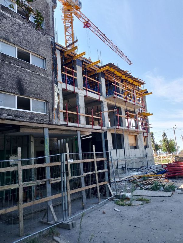 При участии ФАУ «РосКапСтрой» ведется восстановление многоквартирного дома на Комсомольском бульваре в г. Мариуполе