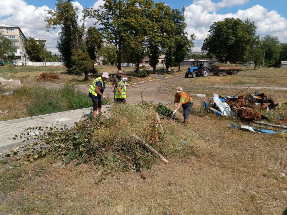 Константин Зинченко: По поручению Главы ДНР Дениса Пушилина в Волновахском муниципальном округе продолжается покос сорных и карантинных трав