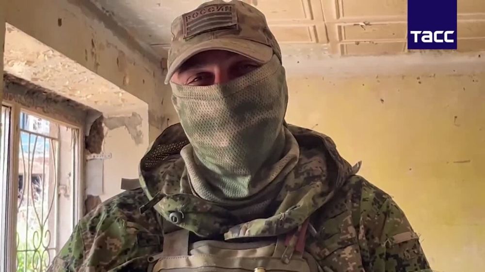 Снайперы бригады "Невский" Добровольческого корпуса в составе группировки войск "Юг" ликвидировали в районе Соледара в ДНР четверых украинских военных с дистанции более 1 800 м, сообщил ТАСС командир роты снайперов с позывным Шмель