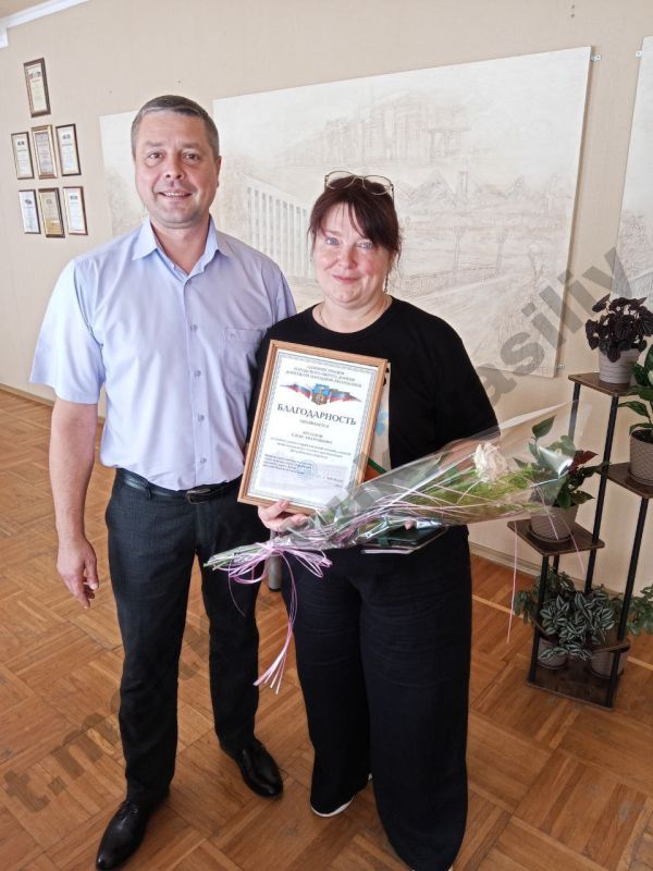 Василий Ткачук: Сегодня, в преддверии Дня работника торговли, вручил Благодарность Администрации городского округа Донецк первому заместителю управляющего отделением № 1 Государственного предприятия "Рынки Донбасса" Елене Круговой