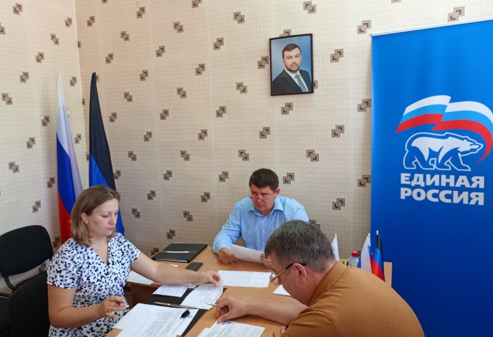 Владислав Ключаров: Вчера провёл приём граждан и рассмотрел волнующие жителей вопросы: состояние контейнерной площадки и фасада жилого дома, благоустройство территории, ремонт кровли