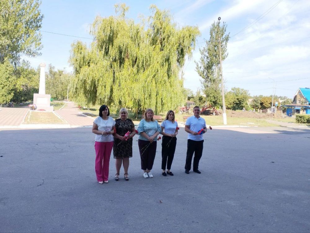 В Углегорске состоялось возложение цветов и детских игрушек