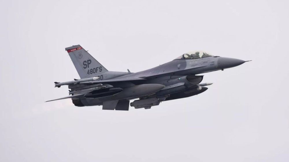 �������� ������� ������������ ������������ F-16 �� �������� �� ��� ������������, � ���������� ������� ������ ��������, ������ �������� �������� "�����", ������������� �������� ������-������������� ���������� ���������� �� �������-����� ���� ���������