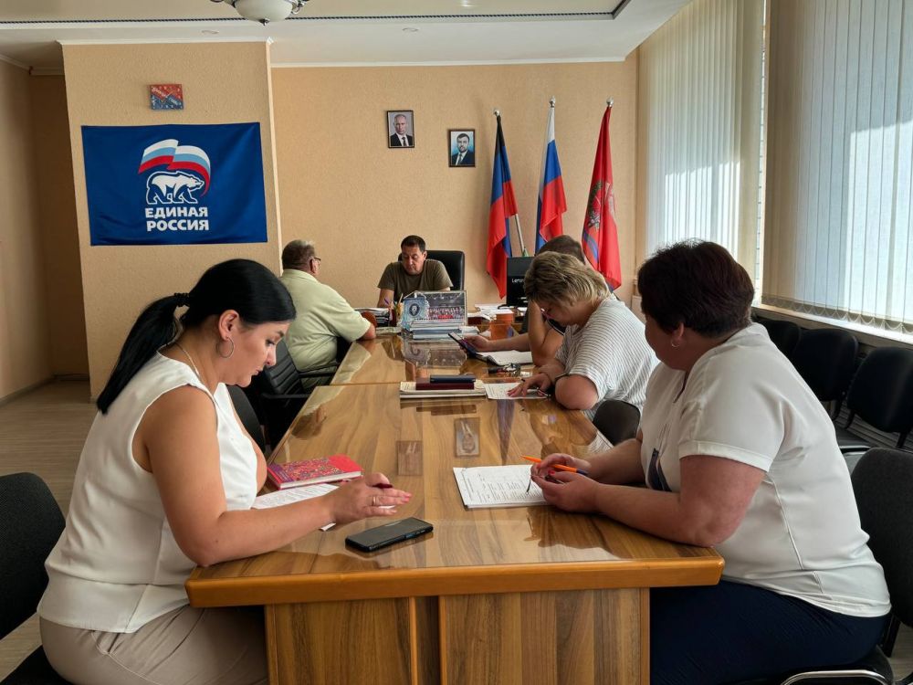 Константин Зинченко: Сегодня на прием граждан жители обратились с вопросами о ремонте дороги, восстановлении жилья, выделении строительных материалов и другие