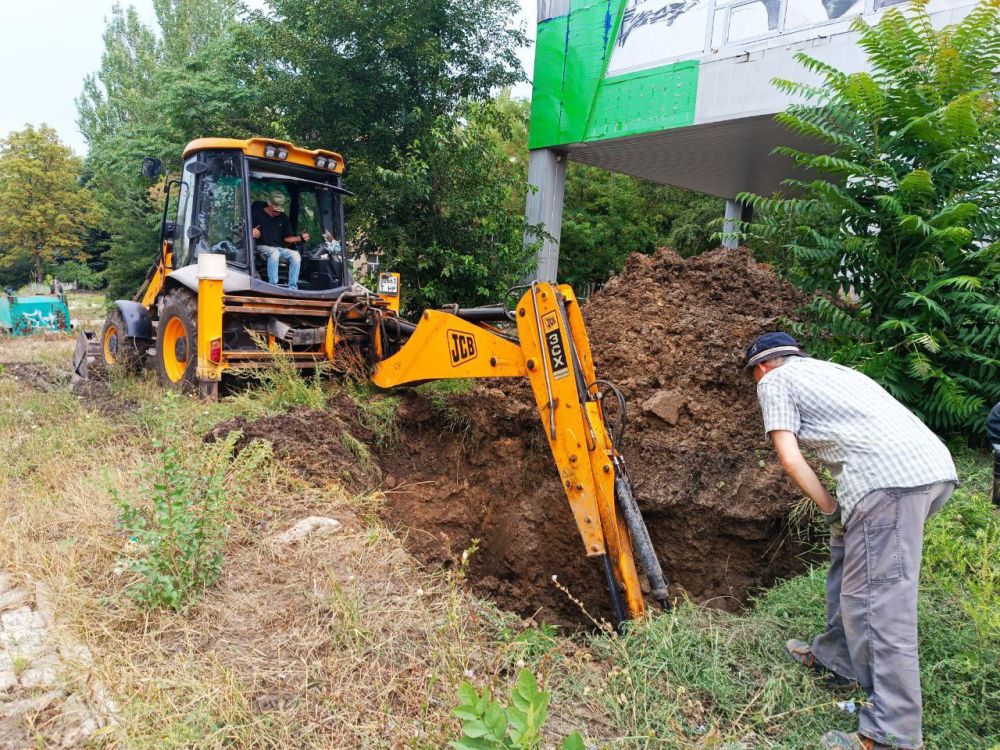 Василий Ткачук: Сегодня силами ВКС №6 (Калининский район) Филиала "Донецкое ПУВКХ" ГУП ДНР "Вода Донбасса" ведутся ремонтные работы на сетях водоснабжения д-300 мм по адресу: