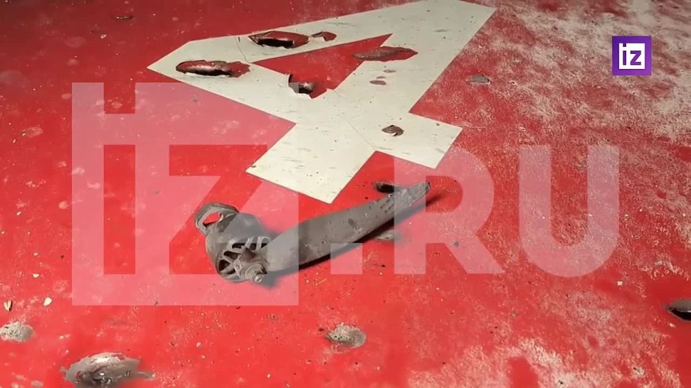 Обгоревшие бензоколонки, копоть и стены, посеченные осколками: кадры последствий удара ВСУ по заправке в Кировском районе Донецка показал корреспондент "Известий" Евгений Быковский