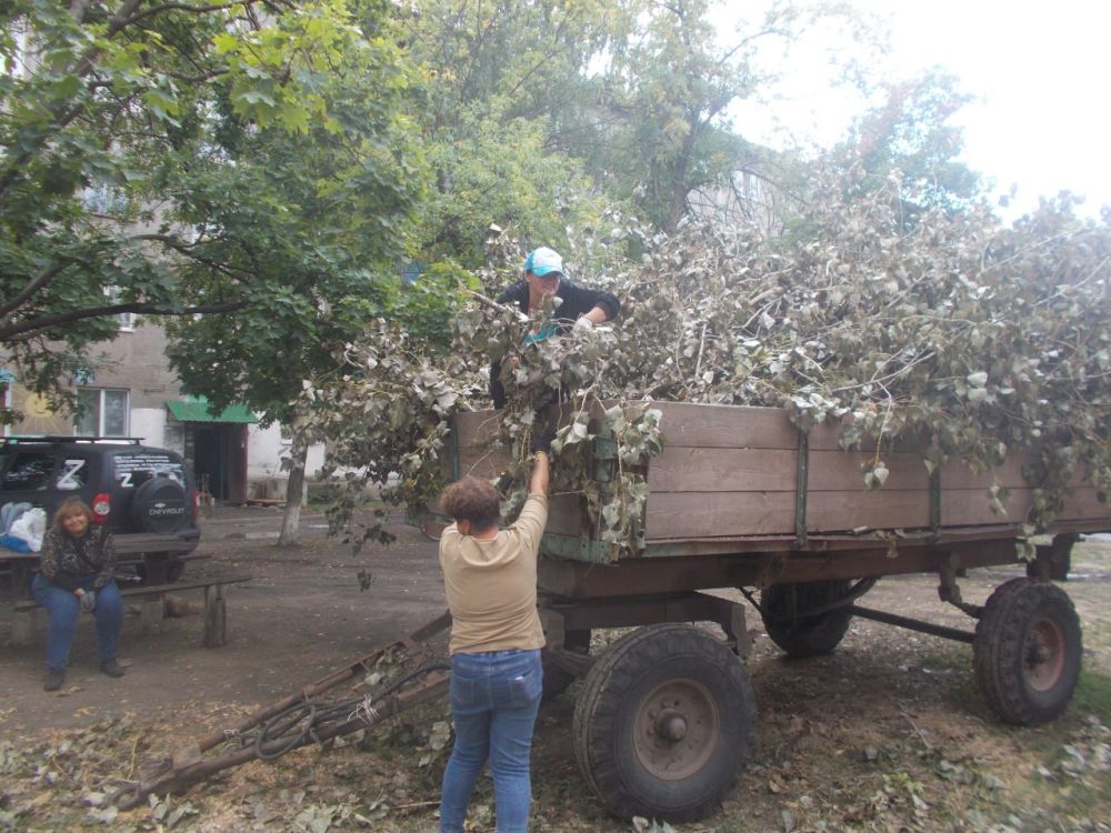 Работниками МУП «ЖРУ №6» города Углегорска 6 августа выполнялись работы: