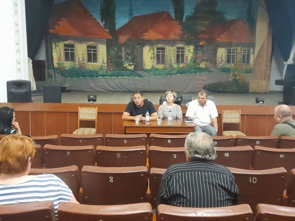 Константин Зинченко: Сегодня совместно с председателем Волновахского муниципального совета Таймуразом Арсоевым и директором Департамента по развитию территорий администрации Волновахского МО Алексеем Доценко встретились с жителями села Златоустовка