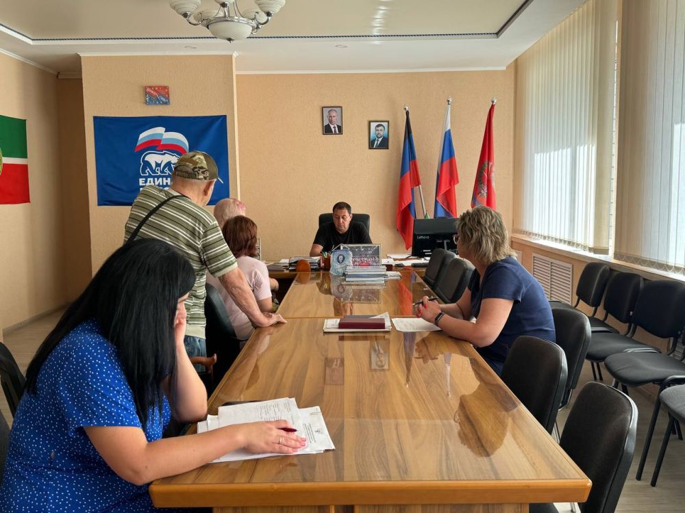 Сегодня, 09 августа, глава муниципального образования Волновахский муниципальный округ ДНР, Константин Зинченко провел прием граждан совместно с представителями профильных управлений и отделов администрации Волновахского муниципального округа