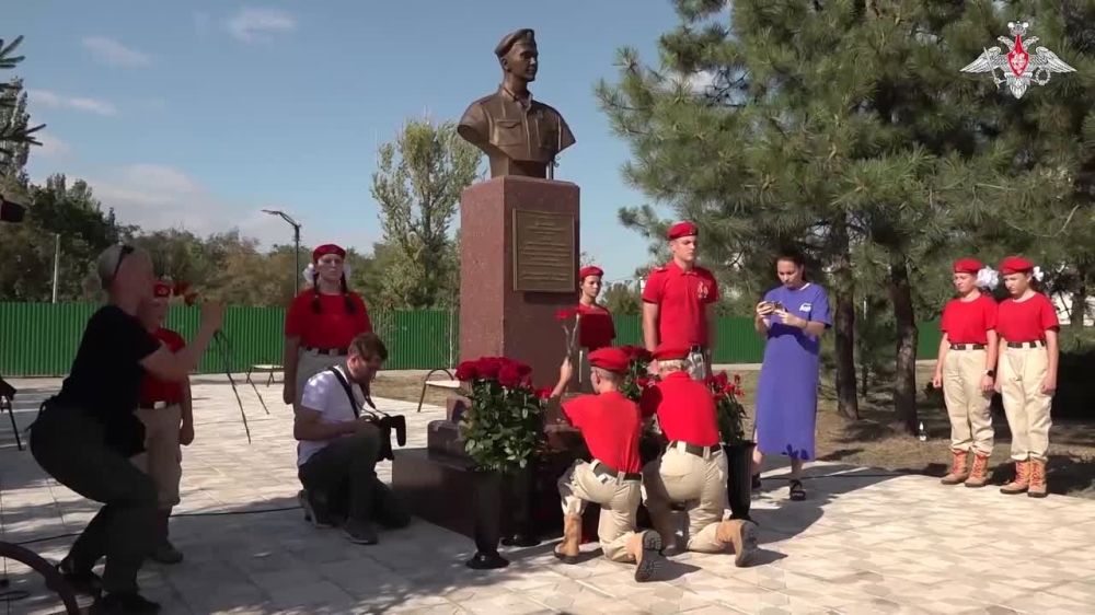 Борис Рожин: В Мариуполе прошла церемония открытия бюста Героя России рядового Эдуарда Дьяконова