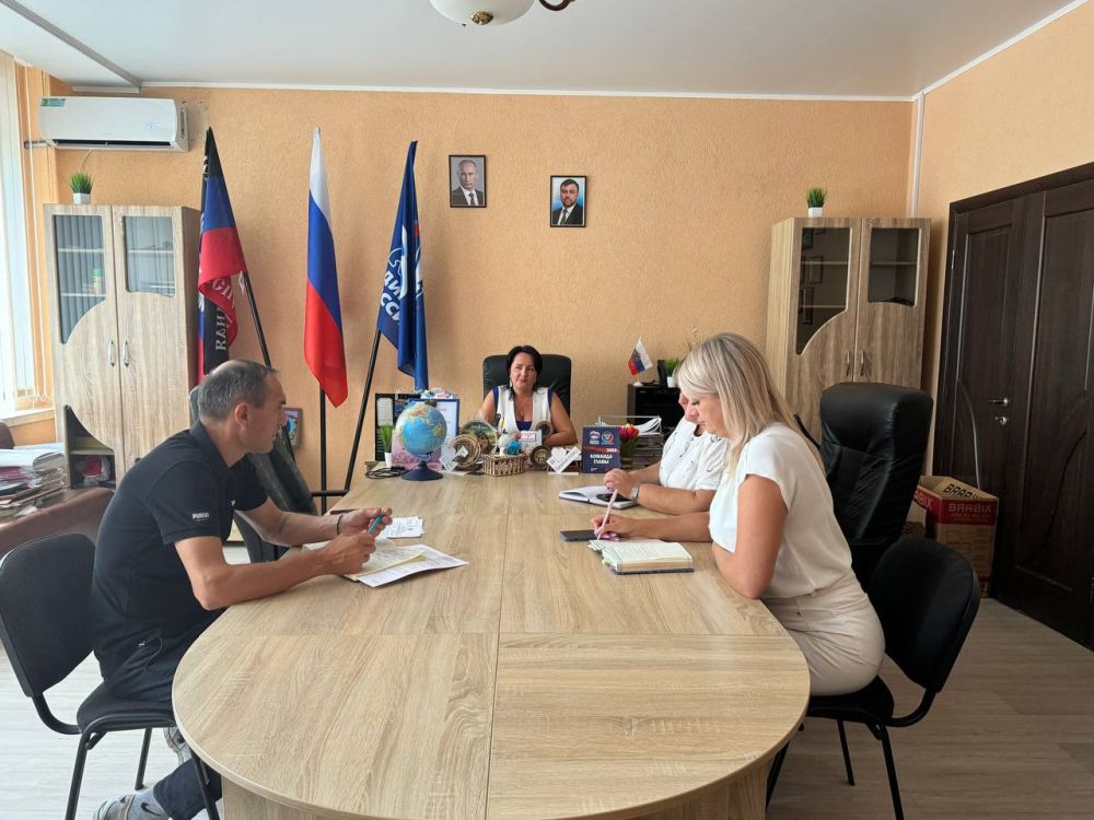 Заместитель главы администрации Волновахского МО Елена Снисаренко совместно с представителями профильных управлений и отделов администрации обсудили работу молодежных движений