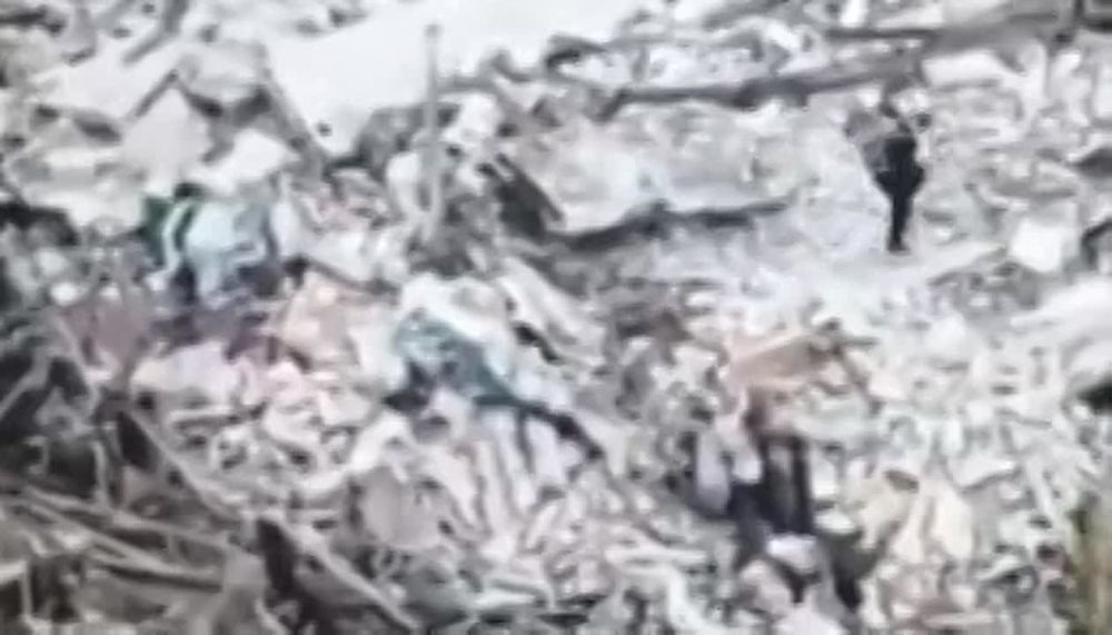 Борис Рожин: Угледарское направление. Наш боец, чтобы добить укрывшихся в подвале военнослужащих противника, снял с себя тяжелое снаряжение, взял побольше взрывчатки, скинул им в подвал и убежал