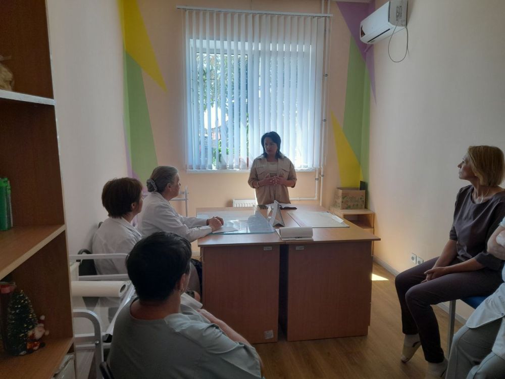 Заместитель главы администрации Волновахского МО Елена Снисаренко провела встречу с трудовым коллективом Волновахской амбулатории общей практики семейной медицины №2