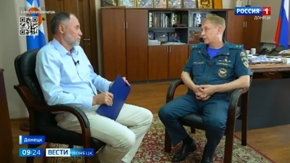 Начальник Главного управления МЧС России по ДНР Алексей Кострубицкий поделился информацией о работе спасателей и их самоотверженном труде в интервью с ГТРК "Донецк"