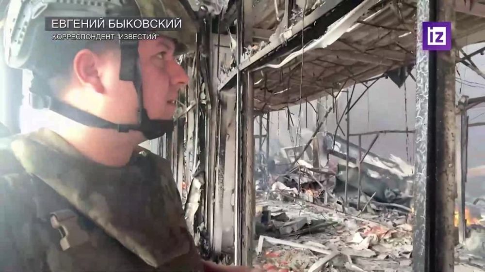 Вражеский беспилотник летает над территорией донецкого ТЦ "Галактика" и мешает тушить здание, сообщил корреспондент "Известий" Евгений Быковский