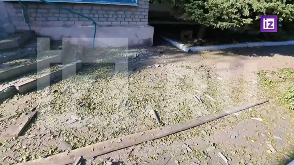 Разрушенная крыша, остатки снарядов, полностью разбитые стекла: последствия обстрела ВСУ по зданию на территории храма преподобного Серафима Саровского показал корреспондент "Известий" Евгений Быковский