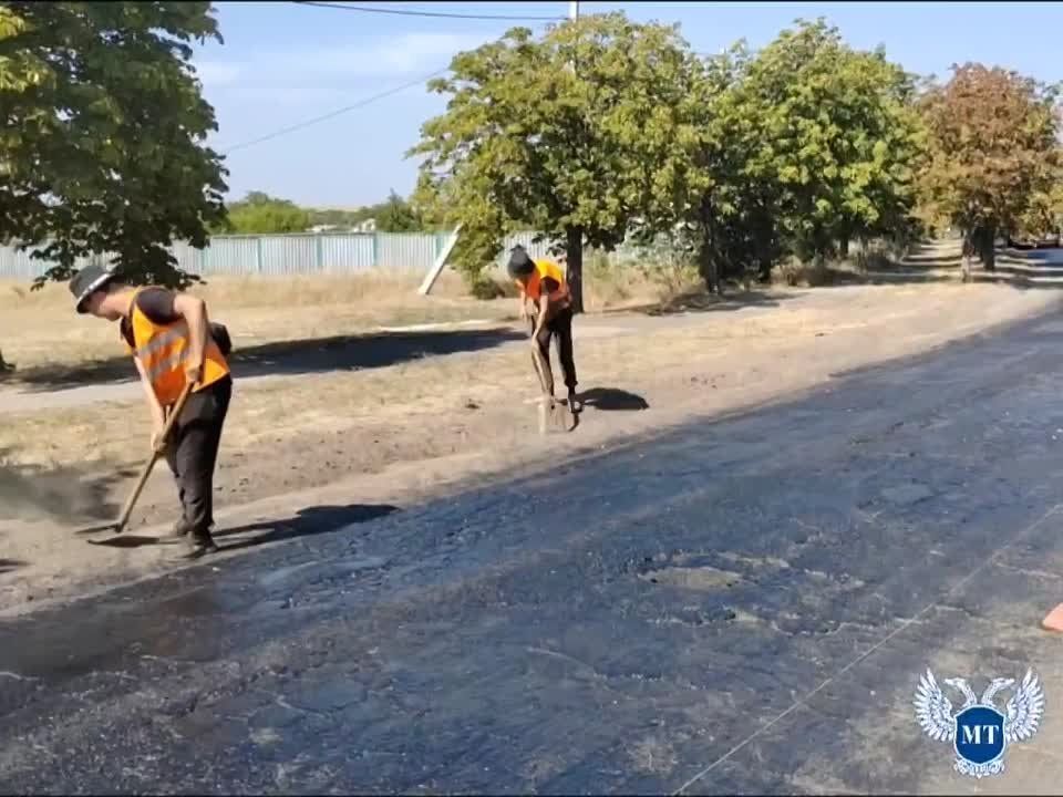 В Володарском продолжается восстановление дорожного покрытия на одной из центральных улиц