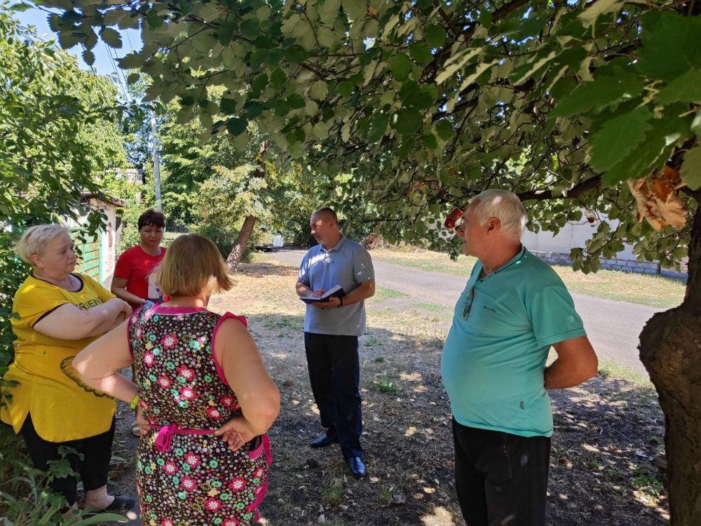 Сегодня, 20 августа, Александр Ставицкий, заместитель главы администрации городского округа Торез провел встречу с населением на пересечении ул. Воссоединения и ул. Мира