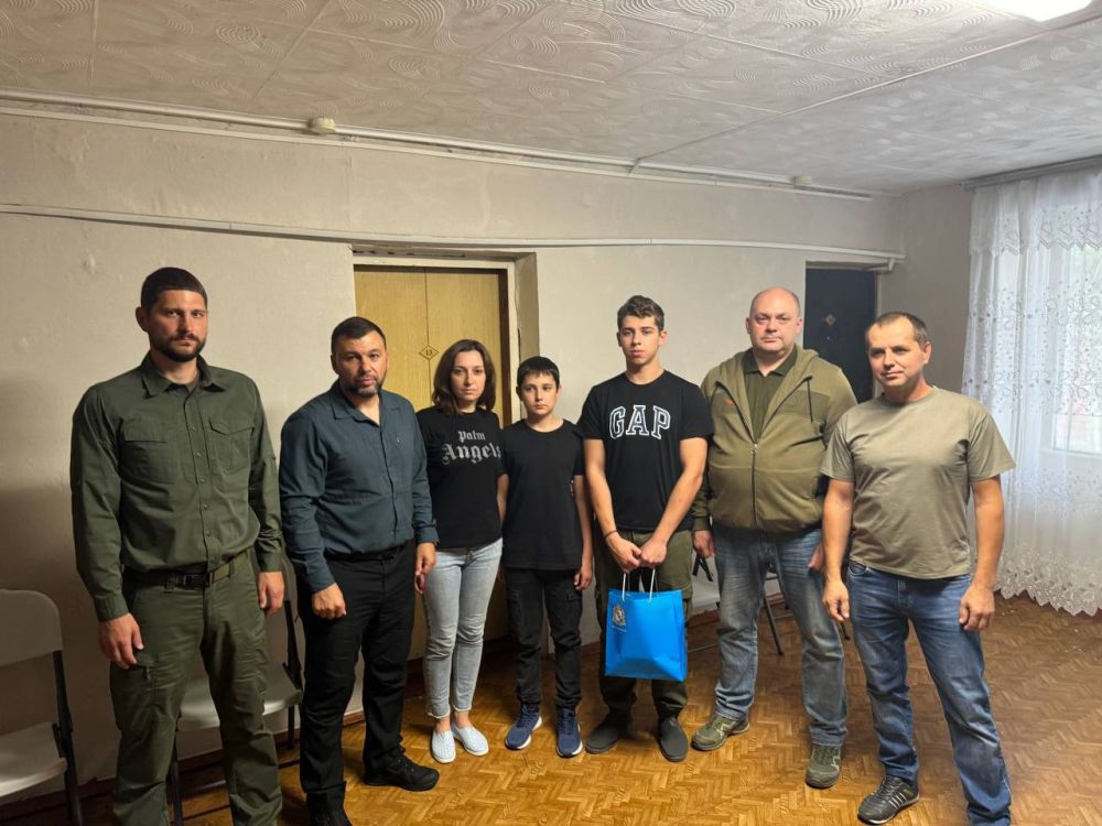 Александр Волошин: Вместе с главой ДНР Денисом Пушилиным (@PushilinDenis) навестили Юрия Смольникова