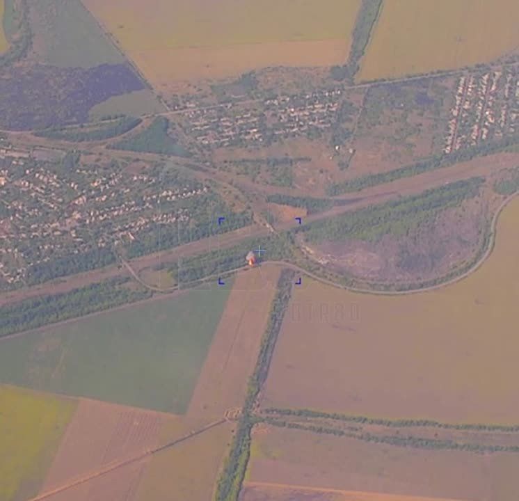 Горящий Т-80 ВСУ: оператор БпЛА из "Центра" уничтожил танк точным ударом