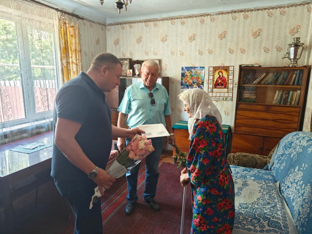 В Снежном поздравили жительницу с 95-летием
