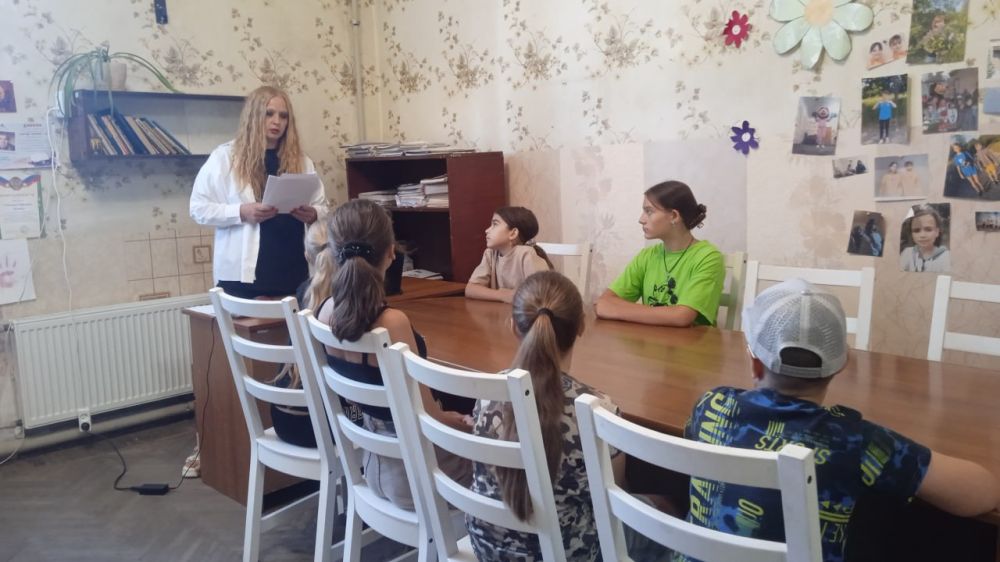 Россия против террора!. 20 августа в театральной студии "Апельсин" прошёл познавательный час "Россия против террора!" В...