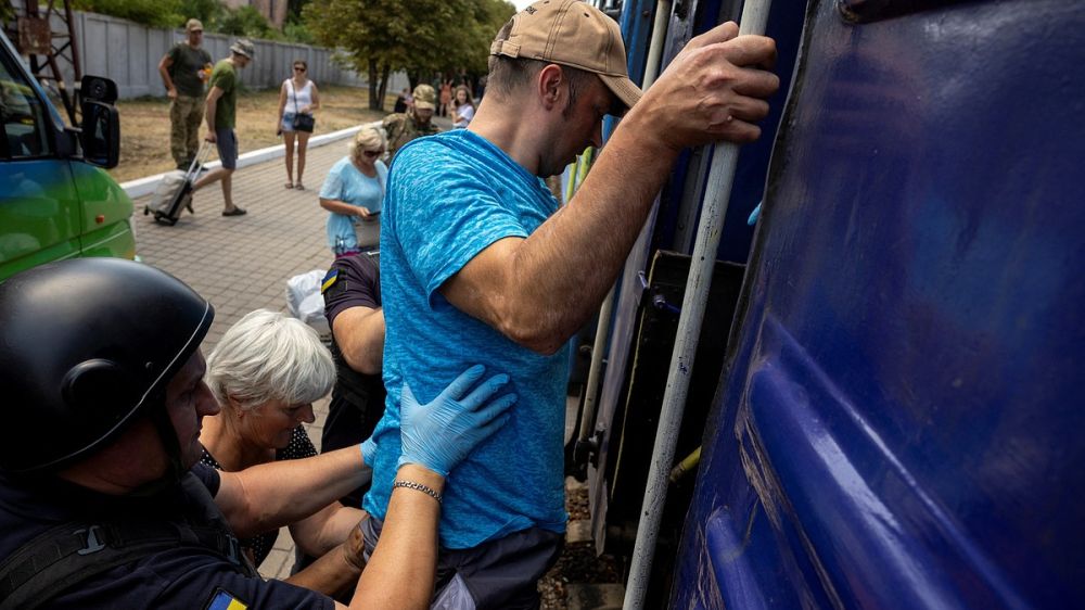 Киев проводит принудительную эвакуацию населения из 14 населенных пунктов в ДНР