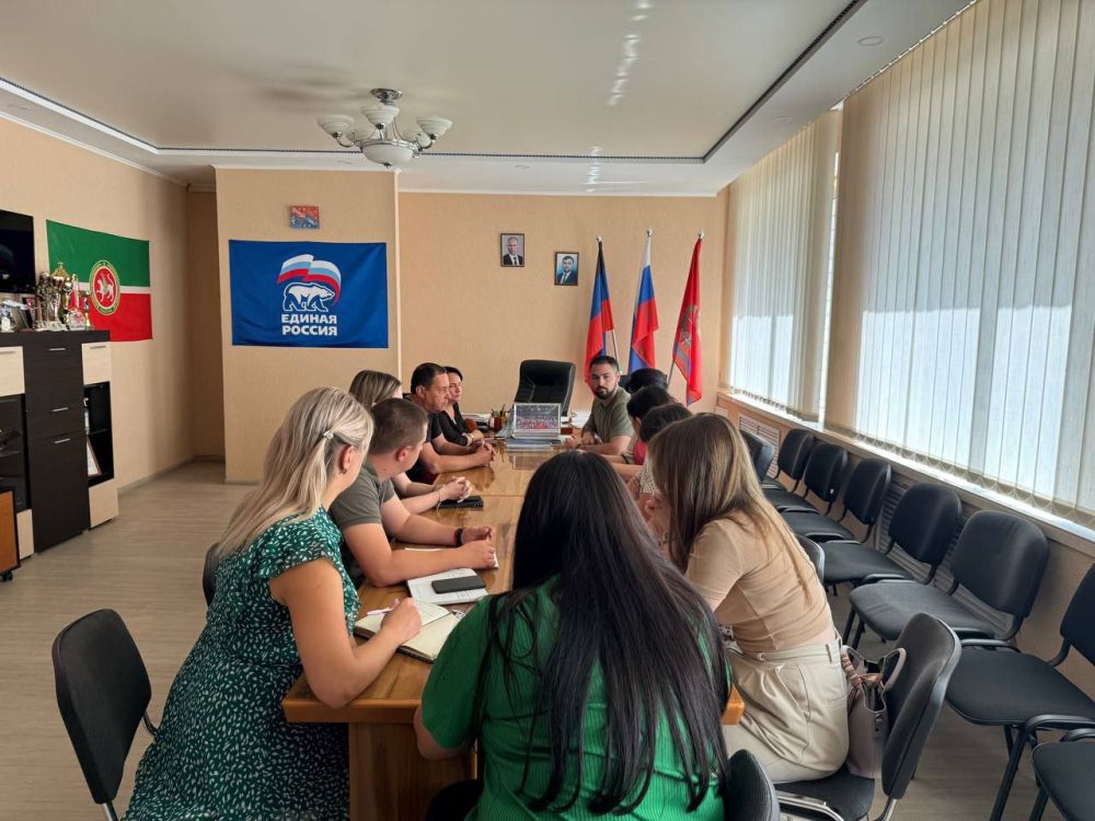 Константин Зинченко: Вчера на совещании обсудили вопрос подписания договора передачи в безвозмездное пользование здания Дома молодежи и передачи движимого имущества для функционирования ГБУ ДНР "Центр развития молодежных инициатив Республики"