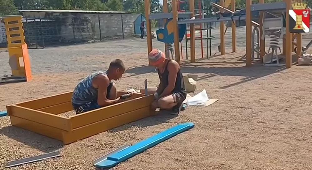 Новая детская площадка. При поддержке Кингисеппского муниципального района началось строительство новой детской площадки в городе Углегорске. Совместно с Сергеем Захаровым посетили участок и оценили объём работы