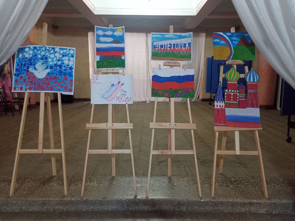 Выставка детских рисунков «Наш флаг»