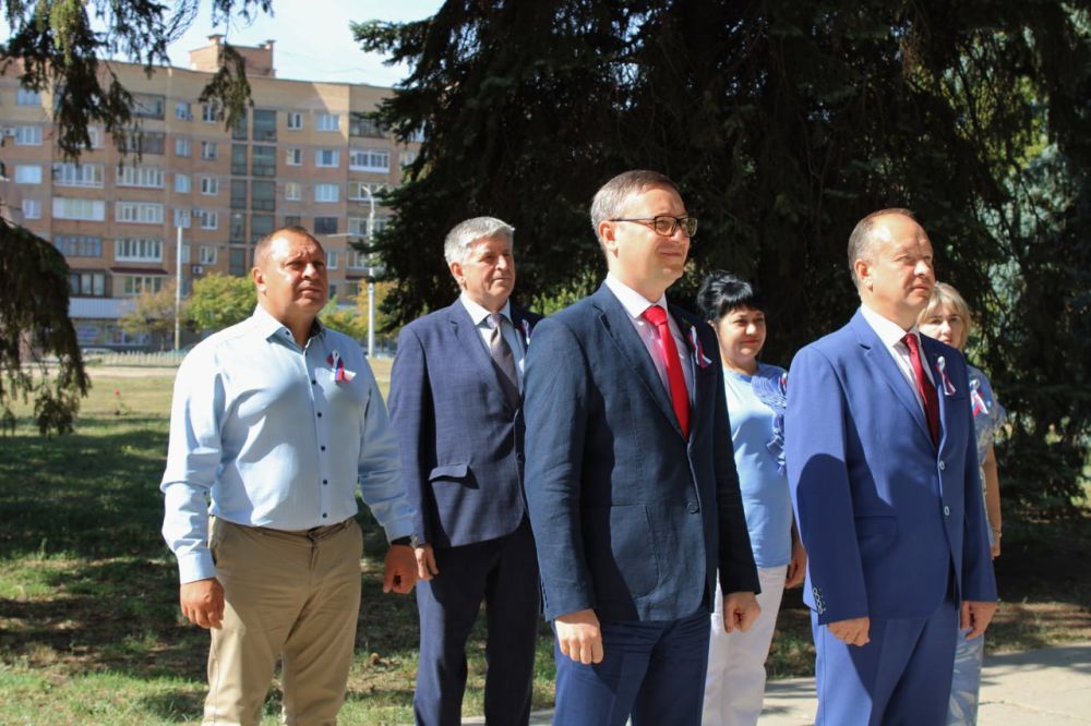 В Горловке состоялось торжественное поднятие флага Российской Федерации