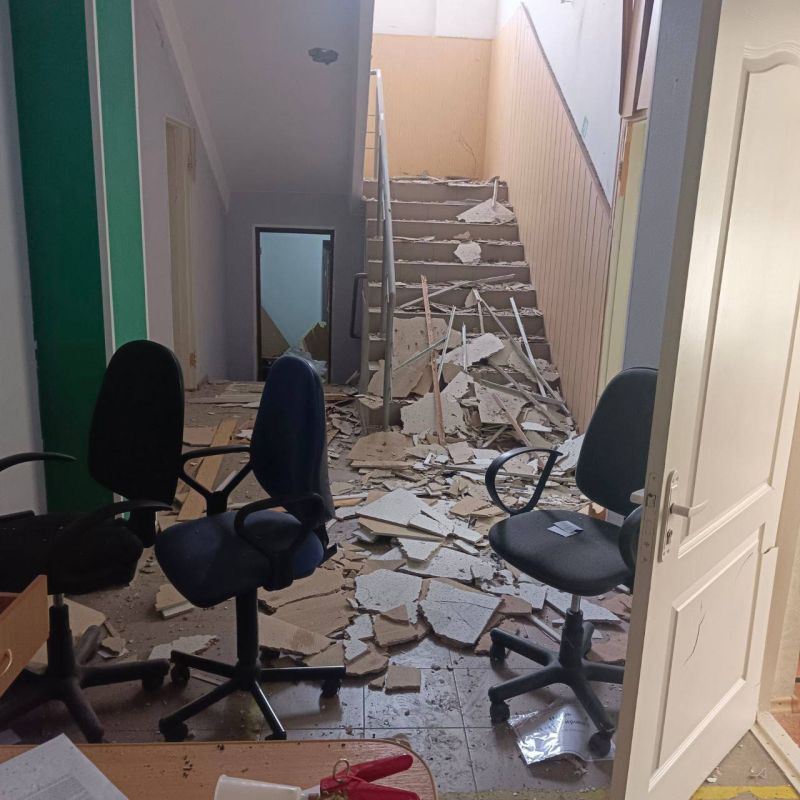 Украинские дроны атаковали здание общественной приемной в Каховке (Херсонская облась), когда там находилось много людей, обошлось без жертв, сообщил глава администрации Каховского муниципального округа Павел Филипчук