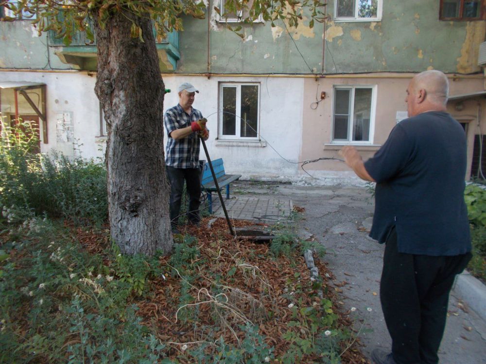 Работниками МУП «ЖРУ №6» города Углегорска 22 августа выполнялись работы: