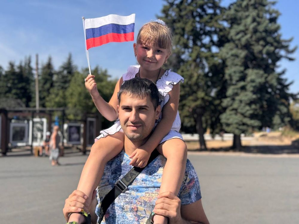 Праздник, который с особым чувством встречает каждый гражданин огромной страны - день Государственного флага Российской Федерации