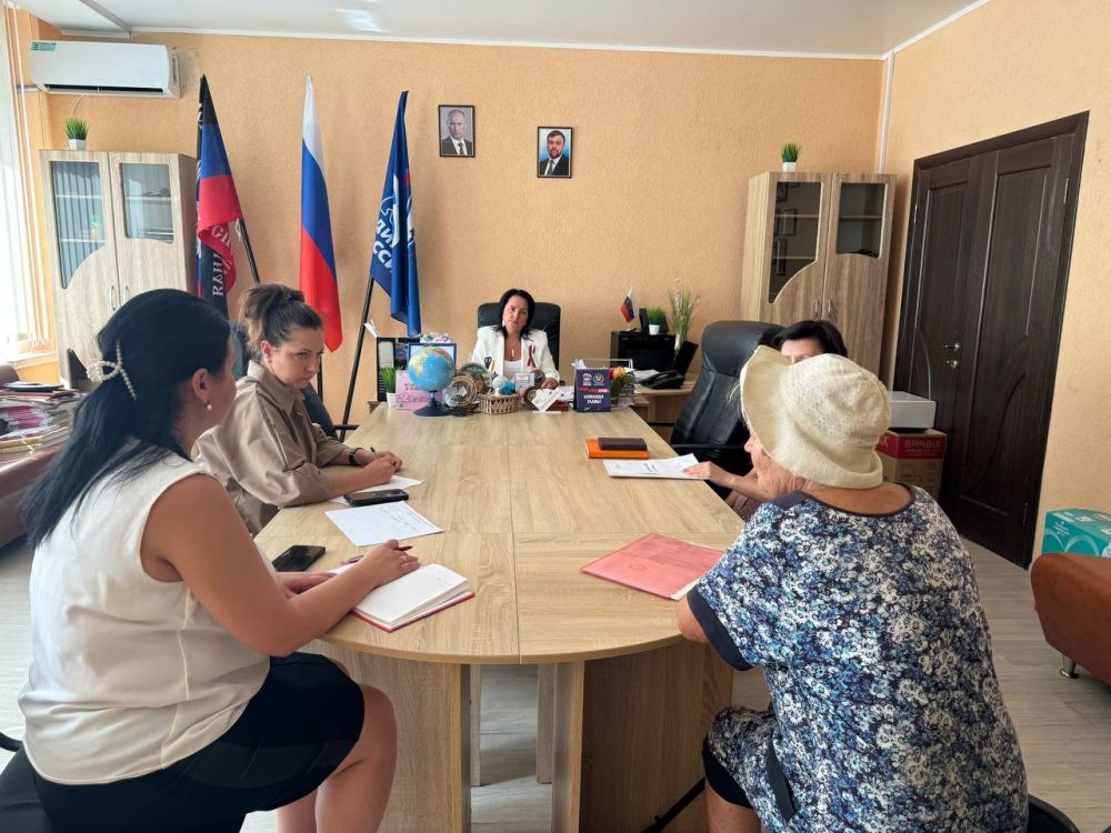Сегодня, 22 августа, заместитель главы администрации Волновахского муниципального округа по социальным вопросам Снисаренко Елена Сергеевна провела прием граждан