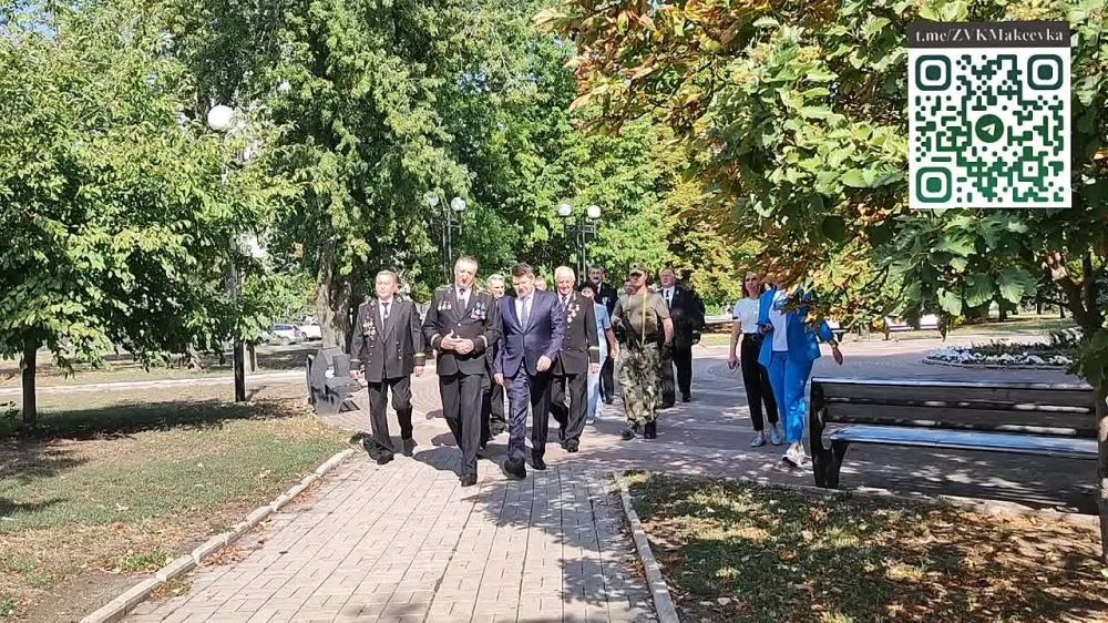 Владислав Ключаров: По традиции вместе с ветеранами угольных предприятий возложил цветы к Мемориалу «Подвигу шахтёров...