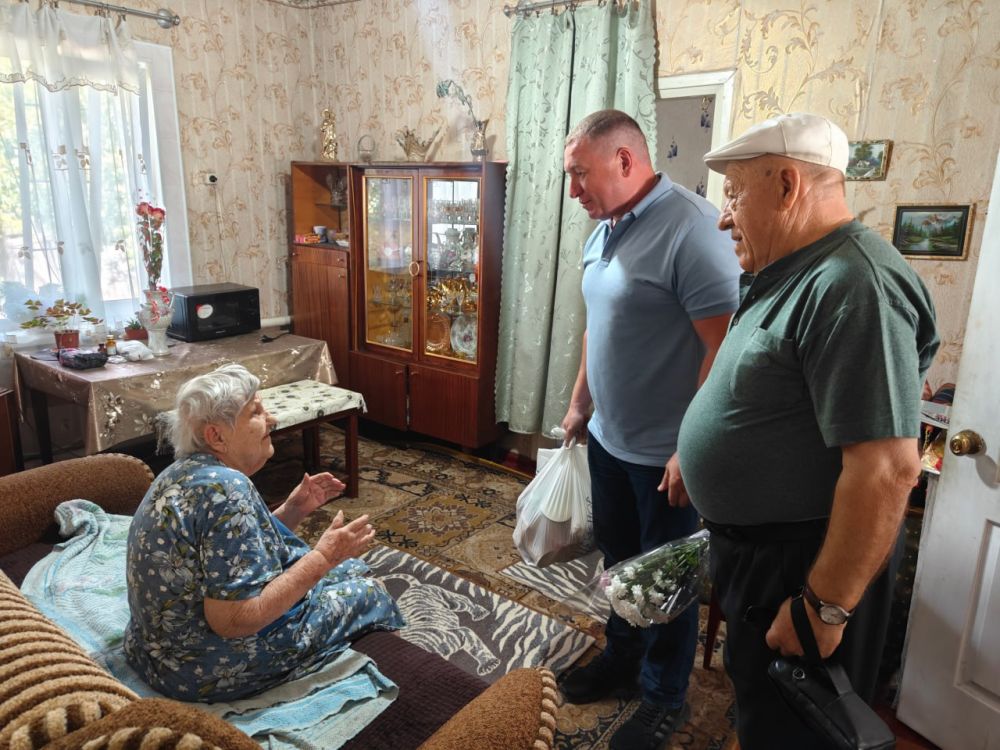 В Снежном поздравили ветерана войны с 101-летием