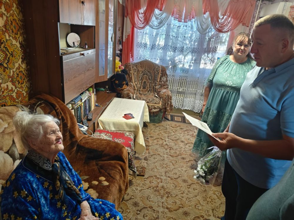 В Снежном поздравили жительницу с 95-летием